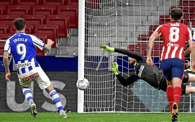 Oblak detiene el lanzamiento de penalti de Joselu en la última visita del Alavés al Wanda Metropolitano. Foto: Europa Press