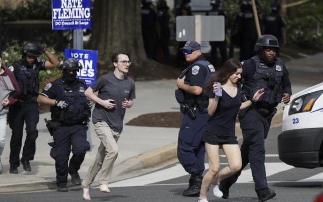 Policías ponen a salvo a varias personas tras el tiroteo.