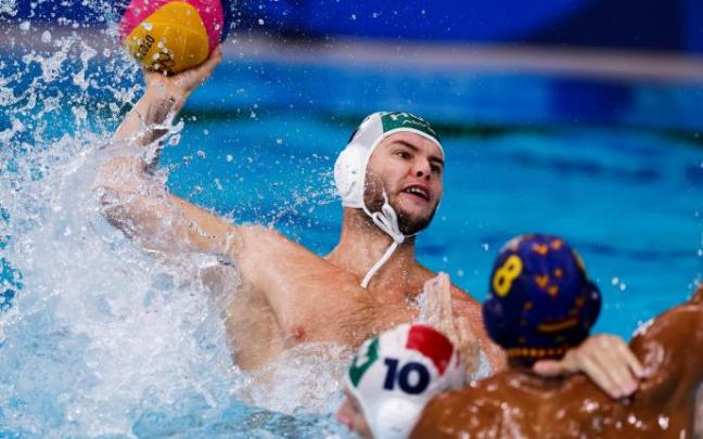 Matyas Pasztor de la selección húngara en un momento del partido disputado contra España. Matyas Pasztor de la selección húngara en un momento del partido disputado contra España.