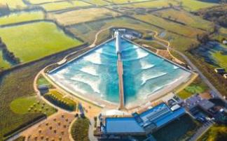 La ciudad británica de Bristol cuenta con su parque de olas desde 2019. Fotos: Wavegarden