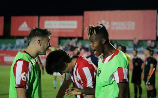 Jugadores del Bilbao Athletic celebran el triunfo sobre el Celta B Jugadores del Bilbao Athletic celebran el triunfo sobre el Celta B