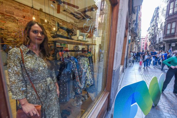 Los escaparates de los comercios se llenaron de maniquíes vivientes en una animada kalejira