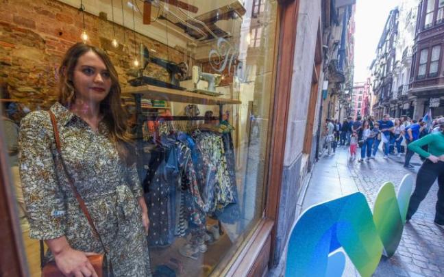 Los escaparates de los comercios se llenaron de maniquíes vivientes en una animada kalejira Los escaparates de los comercios se llenaron de maniquíes vivientes en una animada kalejira