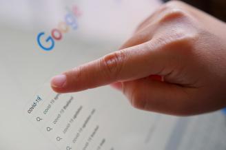 Una persona realiza una búsqueda en Google.