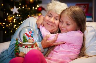 Una abuela y su nieta se dan un cariñoso abrazo.