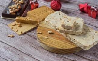 El turrón, en cualquiera de sus variedades, pero especialmente los de Jijona, Alicante y chocolates, son el dulce de temporada por antonomasía. El turrón, en cualquiera de sus variedades, pero especialmente los de Jijona, Alicante y chocolates, son el dulce de temporada por antonomasía.