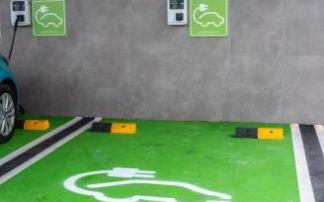 Plazas de un garaje comunitario equipadas con puntos de recarga en la pared. Plazas de un garaje comunitario equipadas con puntos de recarga en la pared.