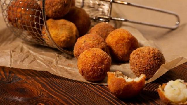 Varias croquetas listas para comer. Varias croquetas listas para comer.