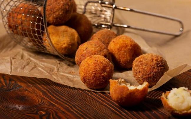 Varias croquetas listas para comer. Varias croquetas listas para comer.