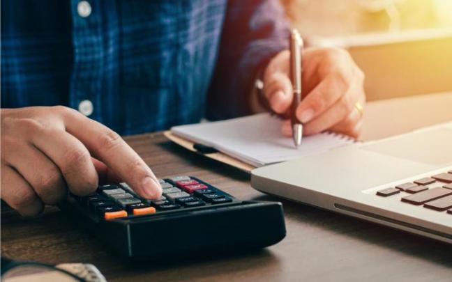 Una mujer hace cuentas para solicitar un crédito.