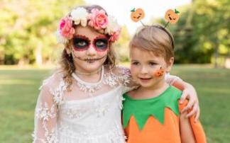 Una niña y un niño disfrazados. Una niña y un niño disfrazados.