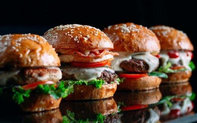 Cuatro jugosas hamburguesas de carne. Cuatro jugosas hamburguesas de carne.