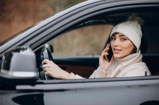 Una mujer habla por su móvil mientras conduce.