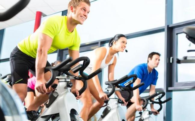 Participantes en una sesión de spinning. Participantes en una sesión de spinning.