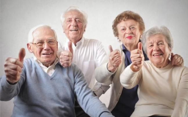 Cuatro jubilados señalan con el pulgar hacia arriba.