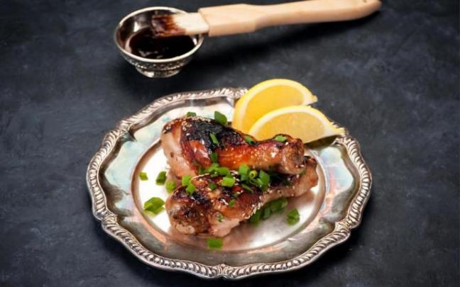 Aunque la preparación clásica de pollo teriyaki se presenta troceada, si se hace a la parrilla, las piezas de pollo pueden ir enteras. Aunque la preparación clásica de pollo teriyaki se presenta troceada, si se hace a la parrilla, las piezas de pollo pueden ir enteras.