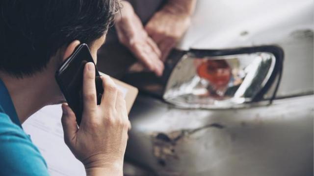 Un conductor da parte por teléfono de un siniestro en su coche.