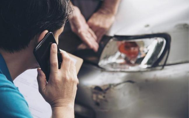 Un conductor da parte por teléfono de un siniestro en su coche.