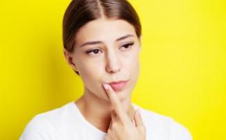 El herpes labial no tiene cura, pero se puede tratar para paliar sus efectos. El herpes labial no tiene cura, pero se puede tratar para paliar sus efectos.