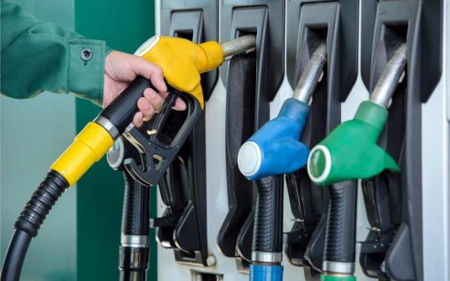 Mangueras de combustible en el surtidor de una gasolinera. Mangueras de combustible en el surtidor de una gasolinera.