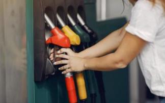 Repostaje en una gasolinera. Repostaje en una gasolinera.