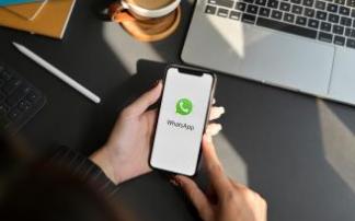 Un usuario de WhatsApp en móvil y ordenador. Un usuario de WhatsApp en móvil y ordenador.