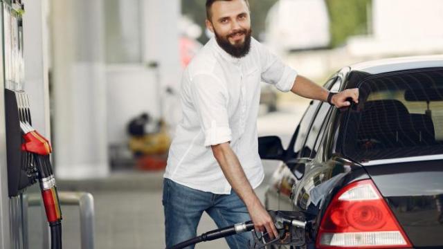 Un hombre reposta combustible en una gasolinera.