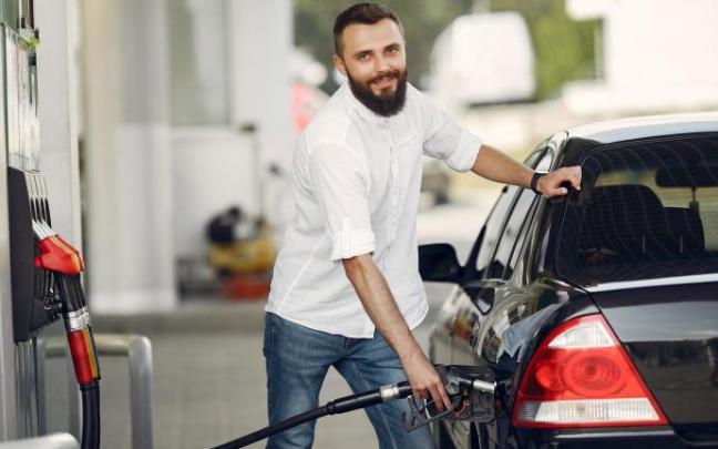 Un hombre reposta combustible en una gasolinera.