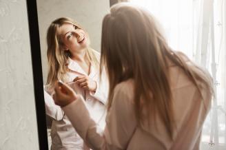Una mujer delante de un espejo.