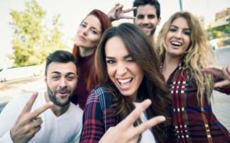 Varios jóvenes posan divertidos mientras se sacan un selfie. Varios jóvenes posan divertidos mientras se sacan un selfie.