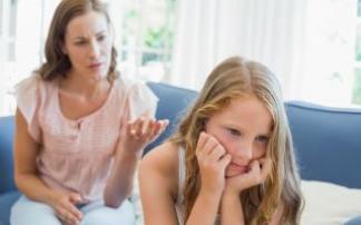 Una madre habla ante la indiferencia de su hija. Una madre habla ante la indiferencia de su hija.