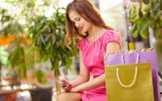 Una mujer con un vestido fucsia, el color de la temporada. Una mujer con un vestido fucsia, el color de la temporada.