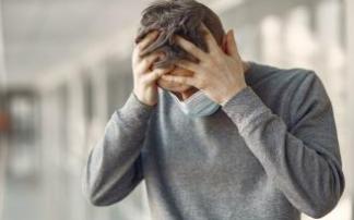 Un hombre acude a un centro sanitario aquejado de un fuerte dolor de cabeza. Un hombre acude a un centro sanitario aquejado de un fuerte dolor de cabeza.