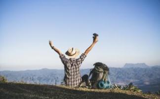Un hombre disfruta de la naturaleza en la cima de un monte. Un hombre disfruta de la naturaleza en la cima de un monte.