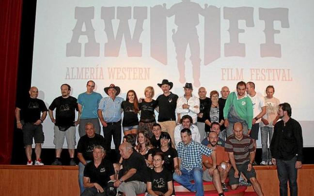 Equipo y actores de ‘Algo más que morir’, el wéstern sobre el que gira el documental ‘Kuartk Valley’. Foto: DNA