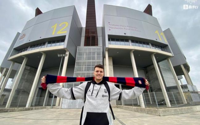 Wetzell posa con una bufanda azulgrana fuera del Buesa Arena