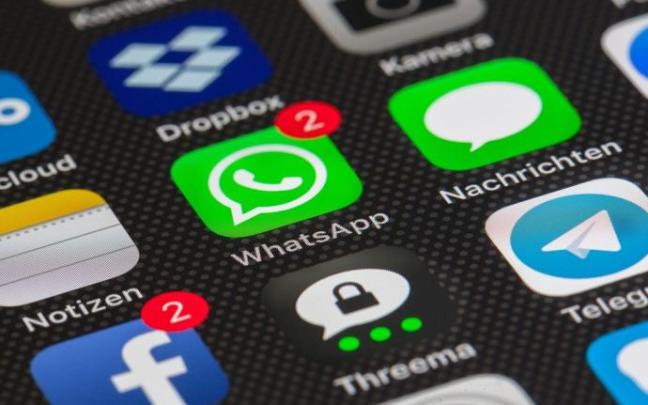 La pantalla de un móvil muestra la app de WhatsApp. La pantalla de un móvil muestra la app de WhatsApp.