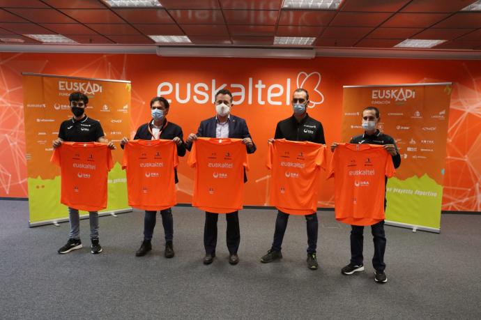 La formación naranja presenta el equipo que competirá en la carrera vasca entre el 5 y el 10 de abril