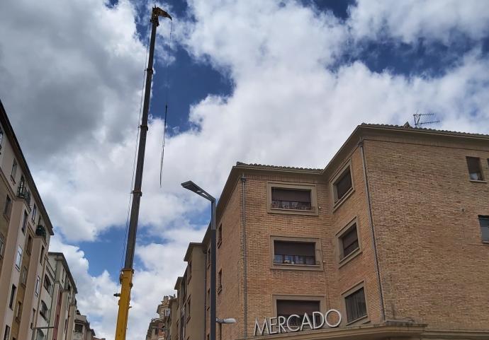 Vista parcial de la grúa instalada para las obras del Mercado del Ensanche