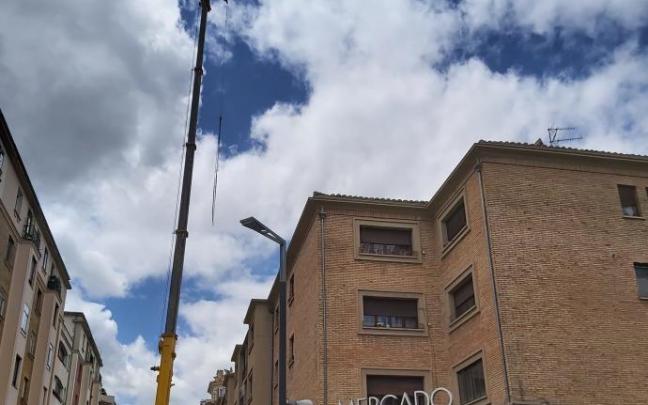 Vista parcial de la grúa instalada para las obras del Mercado del Ensanche Vista parcial de la grúa instalada para las obras del Mercado del Ensanche