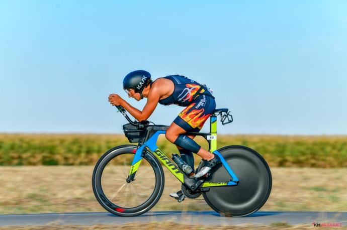 Ion Bermejo montado en bicileta durante una Ironman.