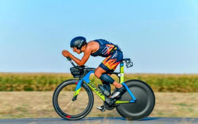 Ion Bermejo montado en bicileta durante una Ironman. Ion Bermejo montado en bicileta durante una Ironman.