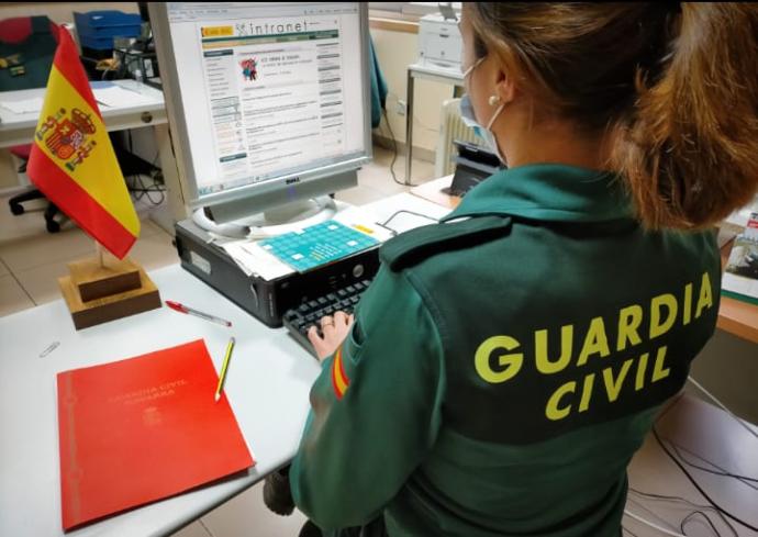 Agentes de la Guardia Civil reciben un aviso.