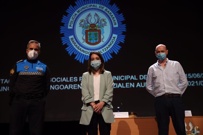 El jefe de policía, Carlos Eransus, junto a la alcaldesa y el edil de Seguridad Ciudadana.