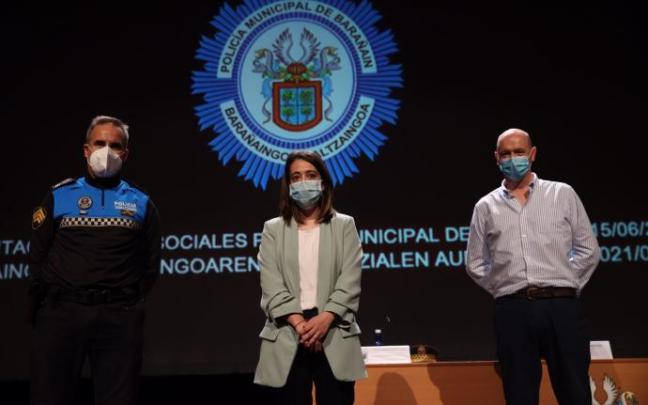 El jefe de policía, Carlos Eransus, junto a la alcaldesa y el edil de Seguridad Ciudadana. El jefe de policía, Carlos Eransus, junto a la alcaldesa y el edil de Seguridad Ciudadana.