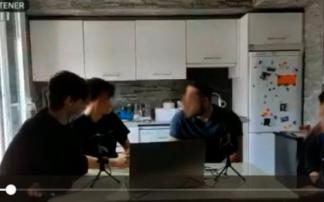 Los cuatro jóvenes graban su conversación Los cuatro jóvenes graban su conversación