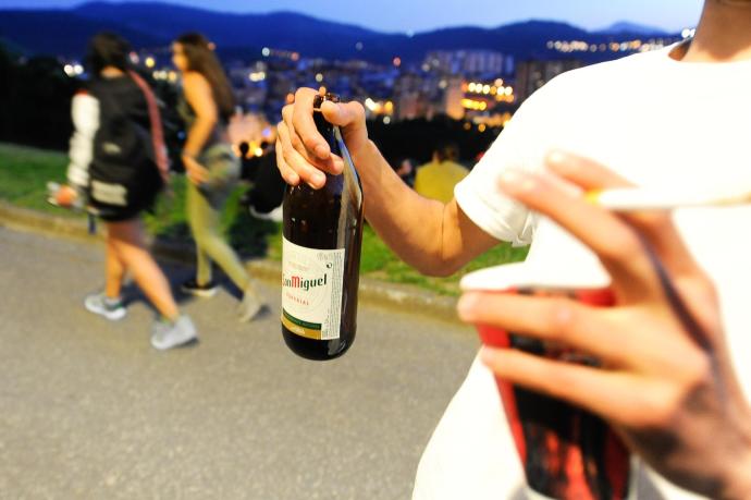La Ertzaintza disuelve botellones y aglomeraciones en Donostia, Bilbao, Deba y Urretxu