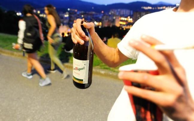 La Ertzaintza disuelve botellones y aglomeraciones en Donostia, Bilbao, Deba y Urretxu La Ertzaintza disuelve botellones y aglomeraciones en Donostia, Bilbao, Deba y Urretxu