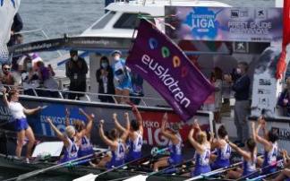 Arraun Lagunak domina también en Santurtzi y acaricia el título