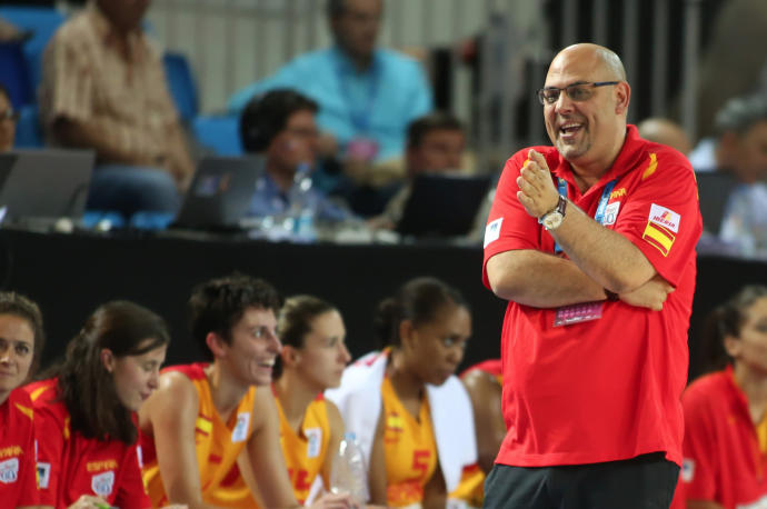 Lucas Mondelo durante un partido de la selección femenina de baloncesto.